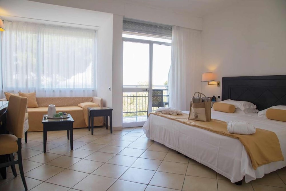Junior Suite, Sea View (For 3 People) - Photo 1