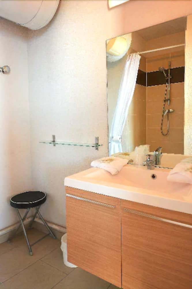 Studio, 1 Queen Bed, Balcony, Sea View - Photo 12