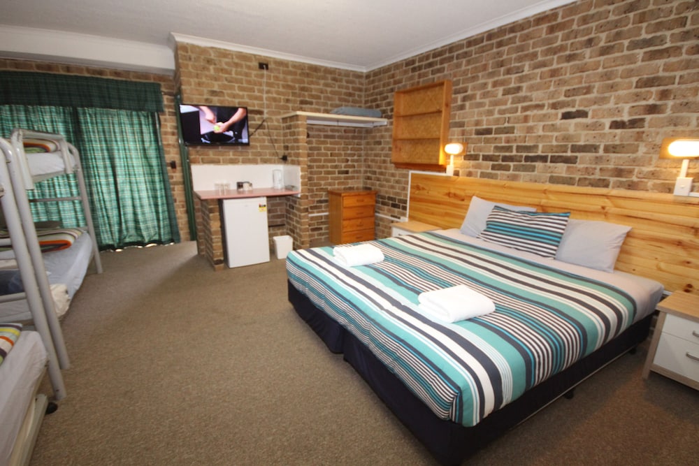 Standard Family Room 6 people (King Bed and 2 Bunks) photo 2