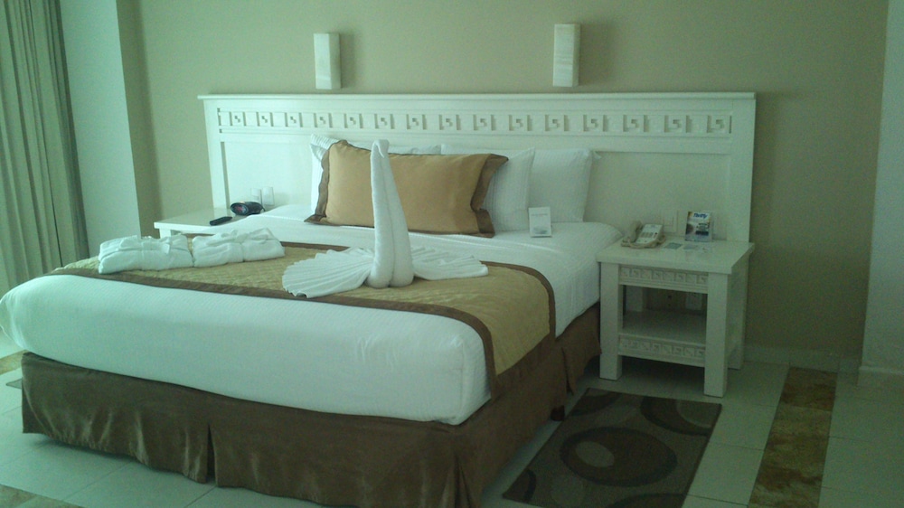 Suite, 1 King Bed, Jetted Tub (Emerald) - Photo 2