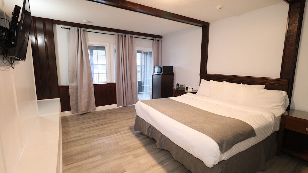 Premier Room, 1 King Bed, Lake View photo 2