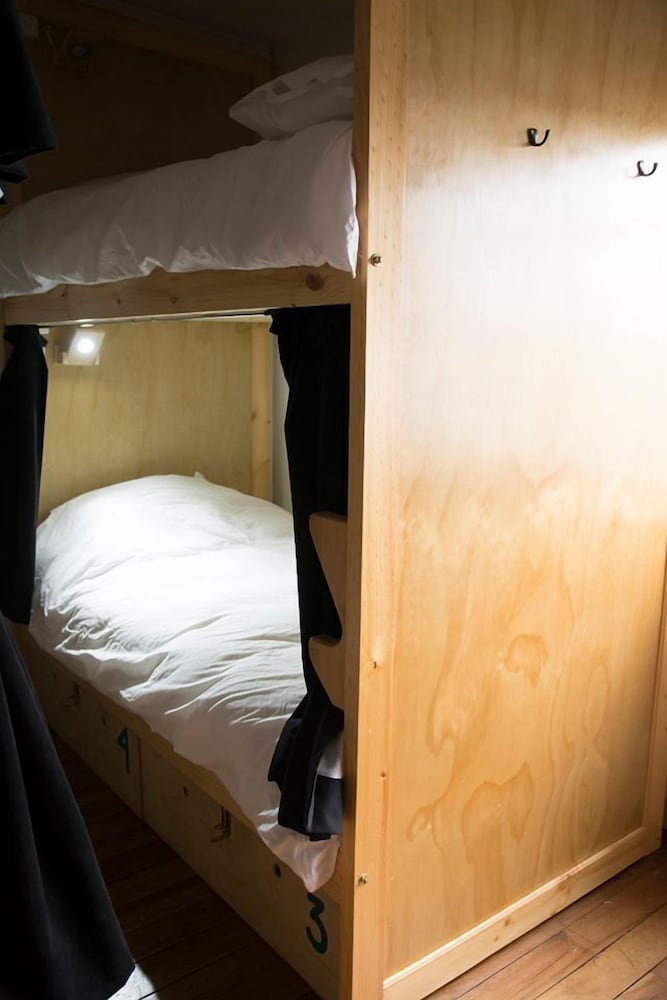 Shared Dormitory, Mixed Dorm (6 Beds, Shared Bathroom) photo 2