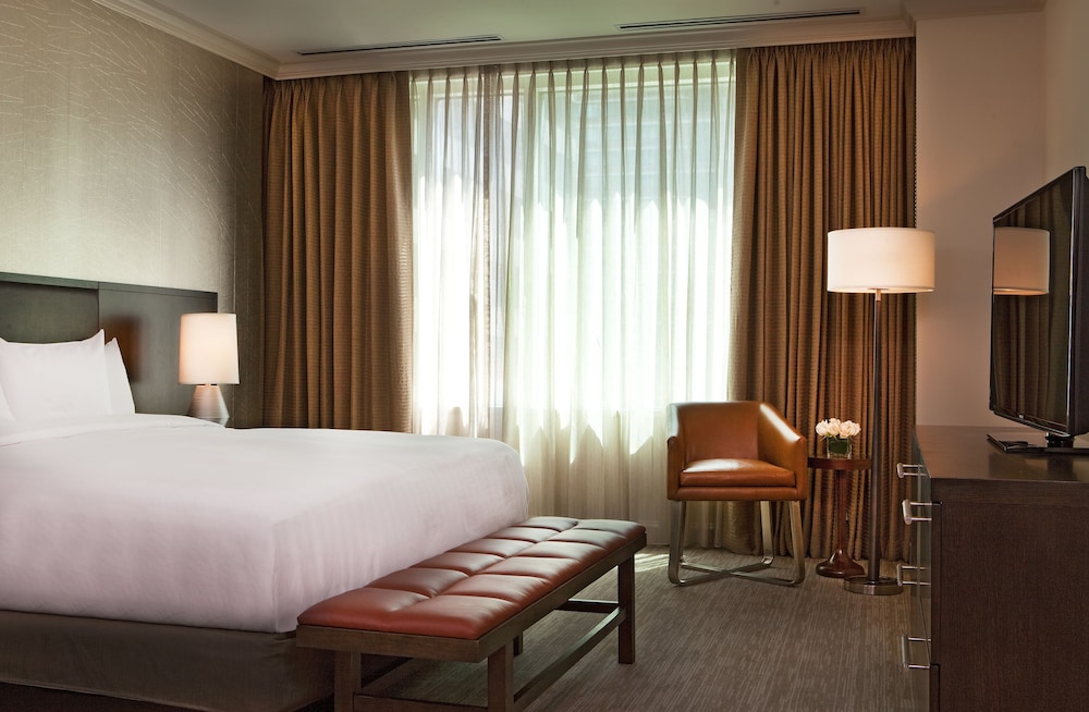 Suite, 1 Bedroom - Photo 1