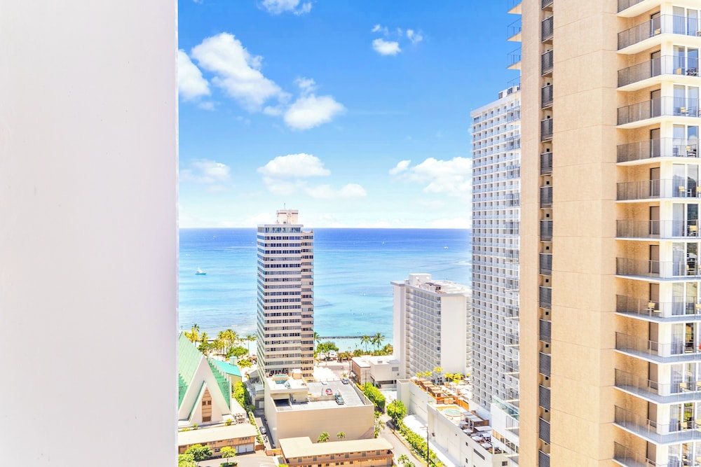 Premium Remodeled Condo with Ocean View and Parking: Premium Condo, 1 King Bed with Sofa bed, Balcony, Partial Ocean View (0136) photo