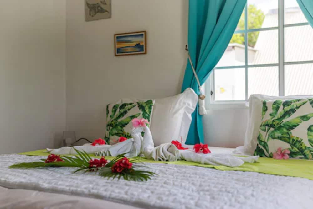 Room, 1 King Bed, Shared Bathroom, Lagoon View (Chambre Moana) photo 3