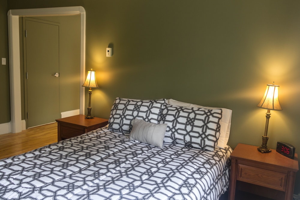 Deluxe Studio Suite, 1 Queen Bed, Non Smoking, Garden View