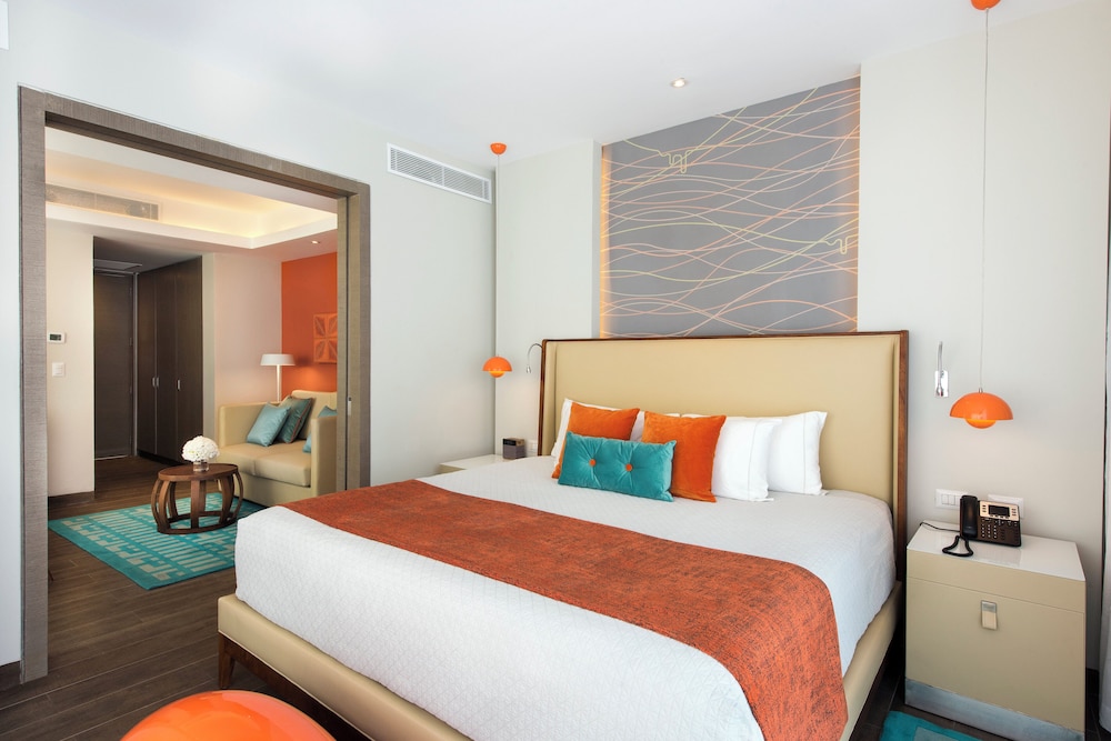 Suite (SWANK WRAPAROUND SWIM UP SUITE) photo 2