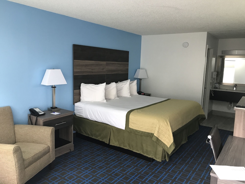 Standard Room, 1 King Bed, Non Smoking - Photo 2
