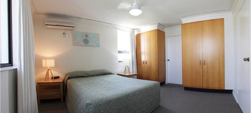 3 bedroom Apartment photo 2
