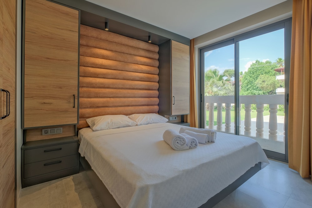 Deluxe Room, Pool View