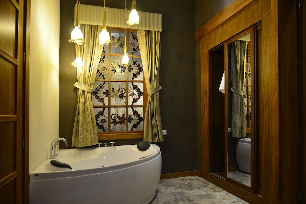 Luxury Room, 1 King Bed, City View photo 2