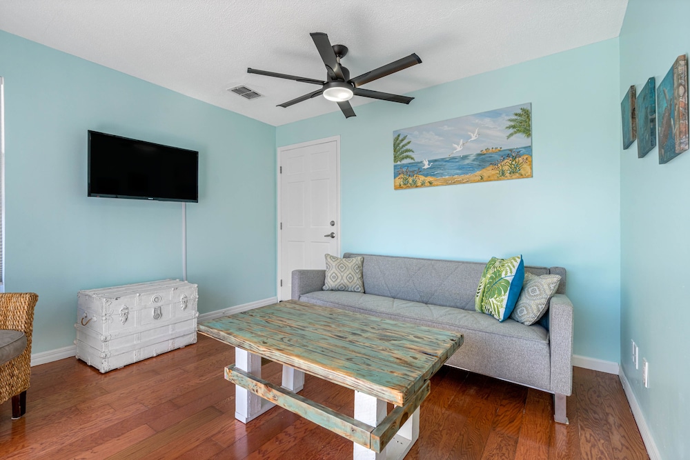 Upstairs Gulf Side One Bedroom (No Pets) photo 3