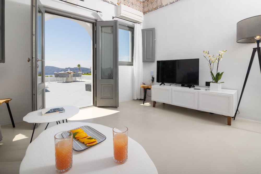 The Antiquarian's Suite with Hot Tub & Caldera View - Photo 1