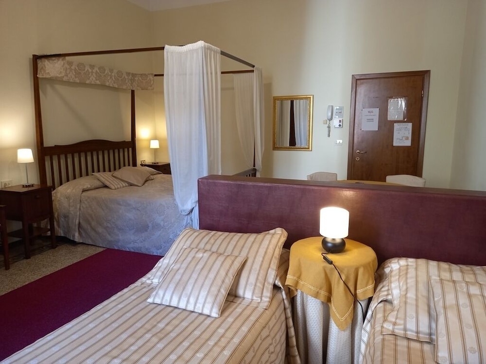 Comfort Quadruple Room, Private Bathroom photo 1