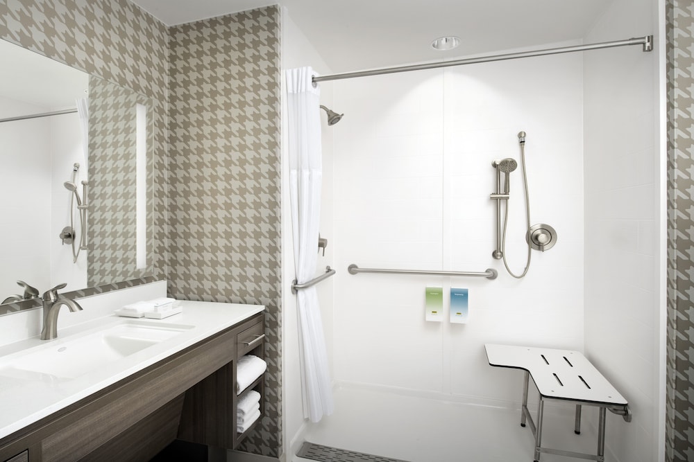 Studio, 1 King Bed, Accessible (Roll-In Shower) - Photo 6