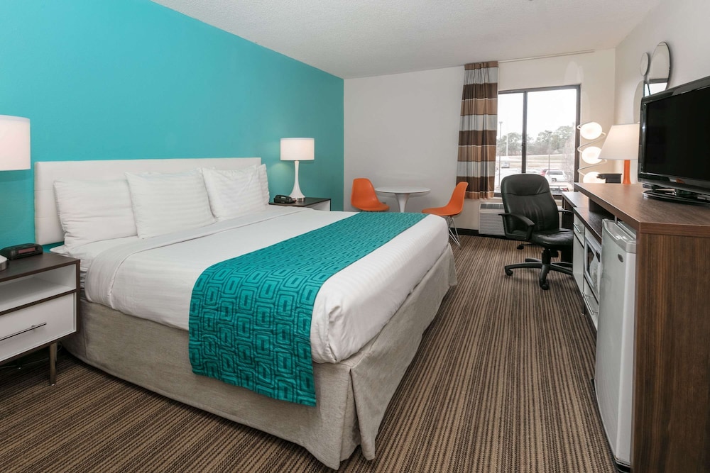 Standard Room, 1 King Bed - Photo 1