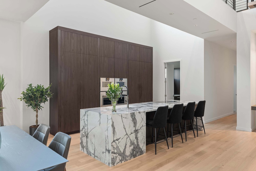 Lux Penthouse 4-story Stunner Rooftop Views, Billede 26