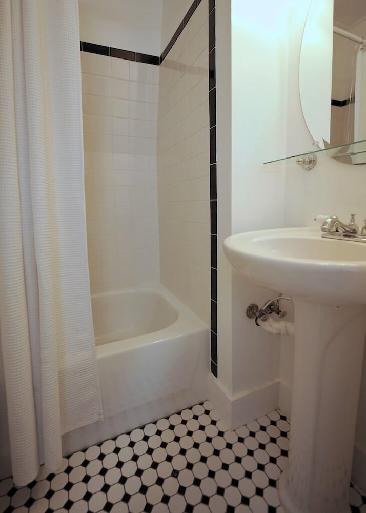 Carriage House photo 3