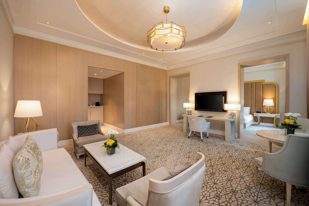 Suite, 1 King Bed (Ambassador)