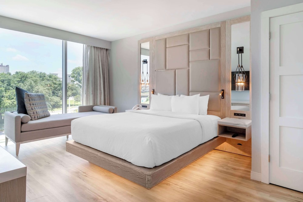Suite, 1 King Bed, Accessible, Non Smoking - Photo 3