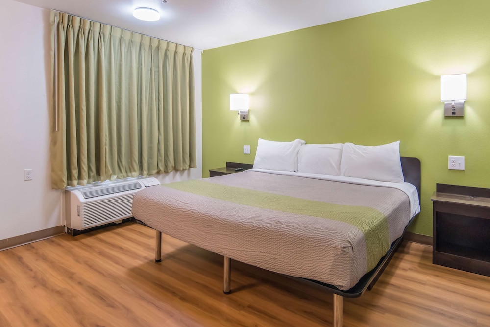 Standard Room, 1 King Bed, Non Smoking, Refrigerator & Microwave photo 1