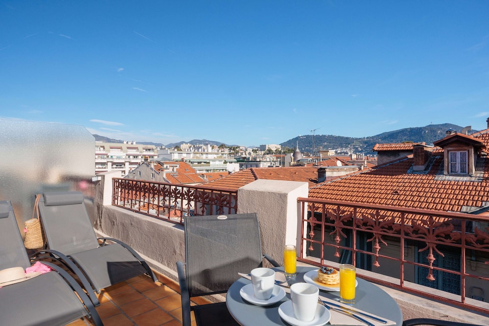 Deluxe Room, 1 King Bed, Non Smoking, Terrace - Photo 13