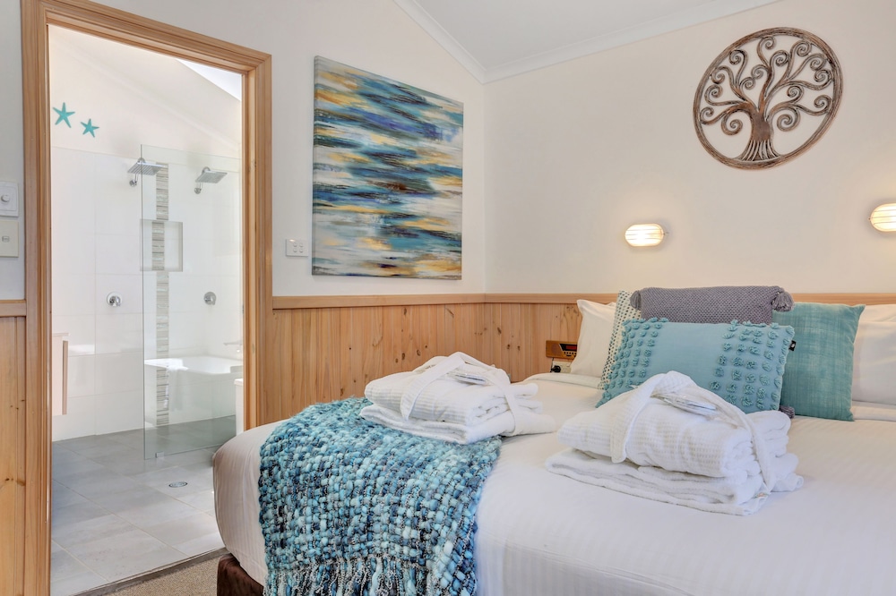 Honeymoon Cabin, 1 King Bed, Jetted Tub photo 2