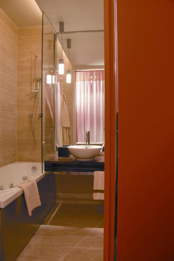 Deluxe Room thumbnail 6