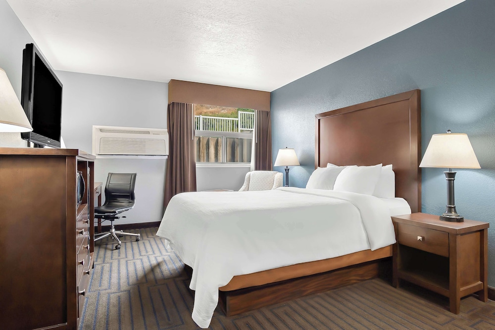 Standard Room, 1 Queen Bed, Non Smoking, Refrigerator & Microwave photo 2