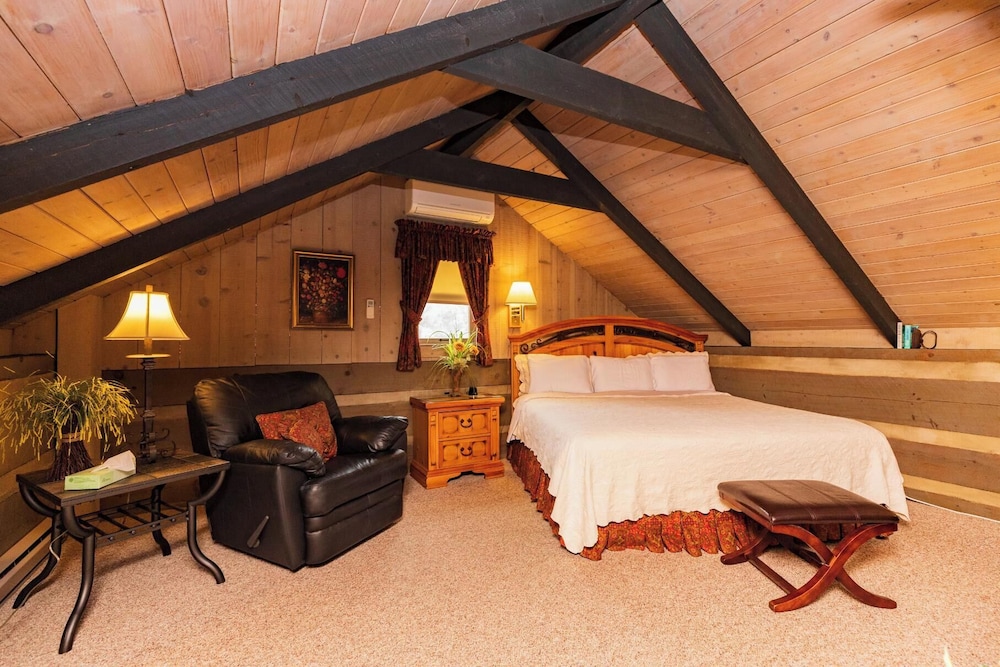 Cabin, 1 King Bed photo 3