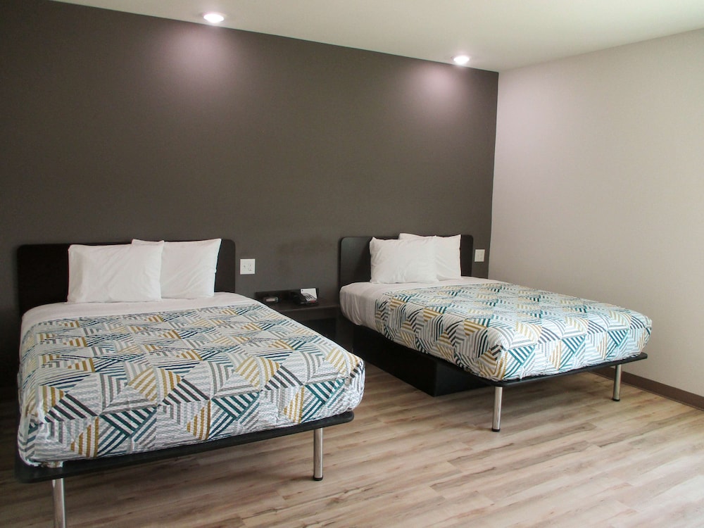 Standard Room, 2 Queen Beds, Non Smoking - Photo 5