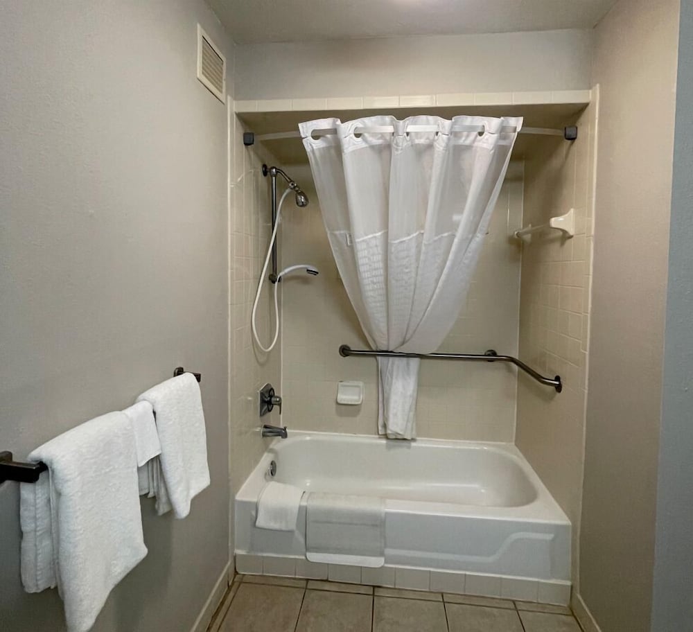 Room, 1 King Bed, Non Smoking, Poolside (Second Floor) - Photo 5