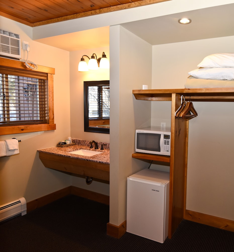 Deluxe Room, 1 King Bed, Mountain View (Not Pet Friendly) photo 2