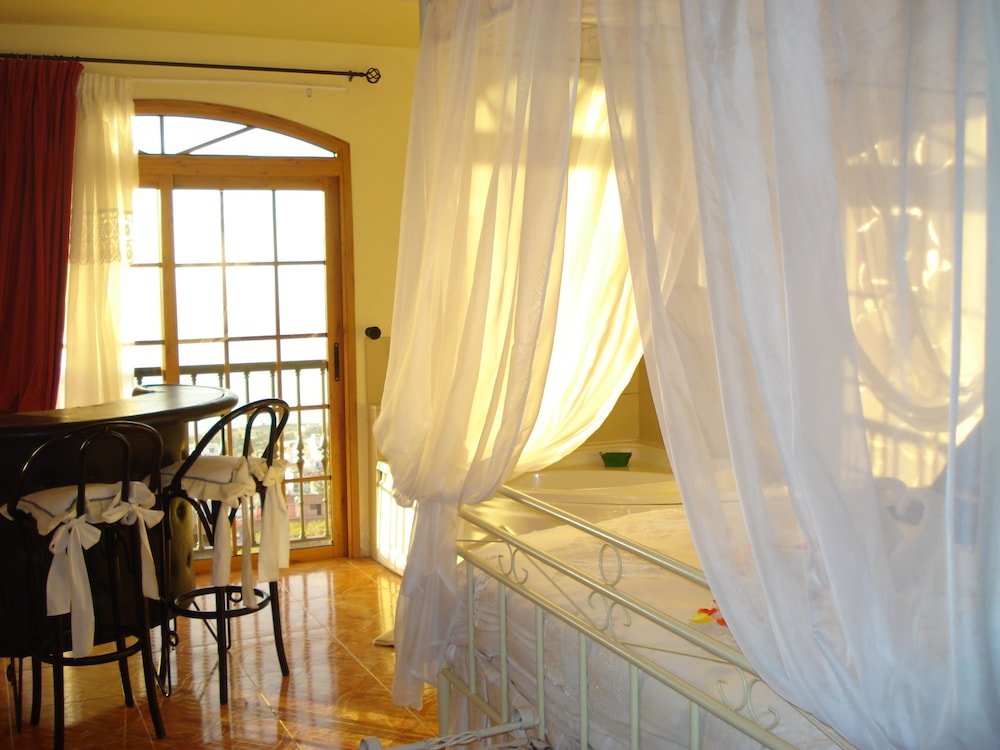 Honeymoon Suite, 1 King Bed, Hot Tub - Photo 11