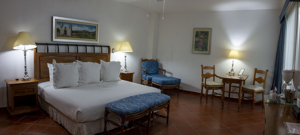 Junior Room, 1 King Bed