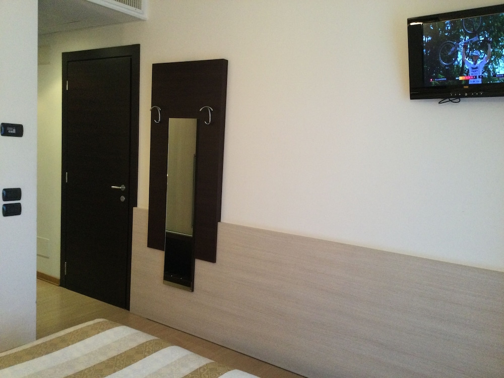 Double or Twin Room (Living) - Photo 3