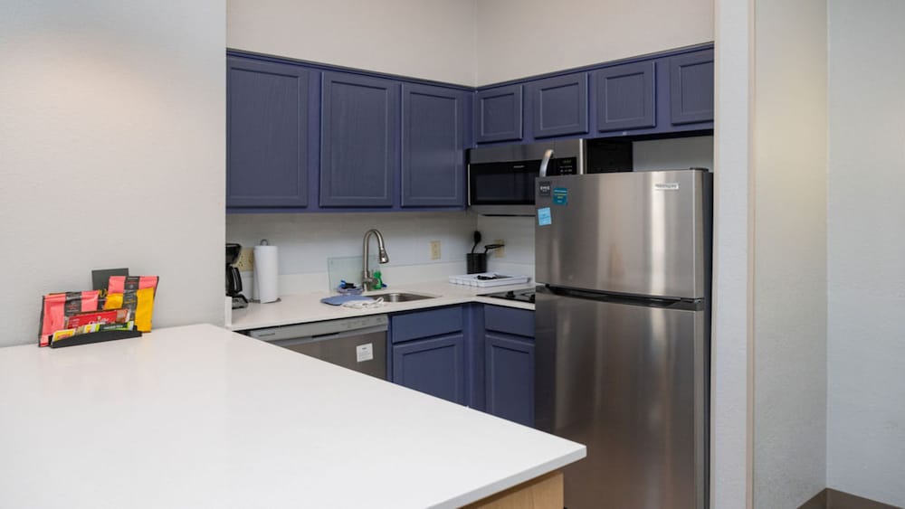 Suite, 1 Bedroom, Kitchen (Living & Dining Area) photo 2