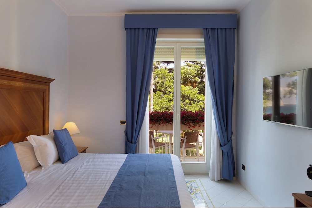 Classic Double or Twin Room, Sea View - Photo 1