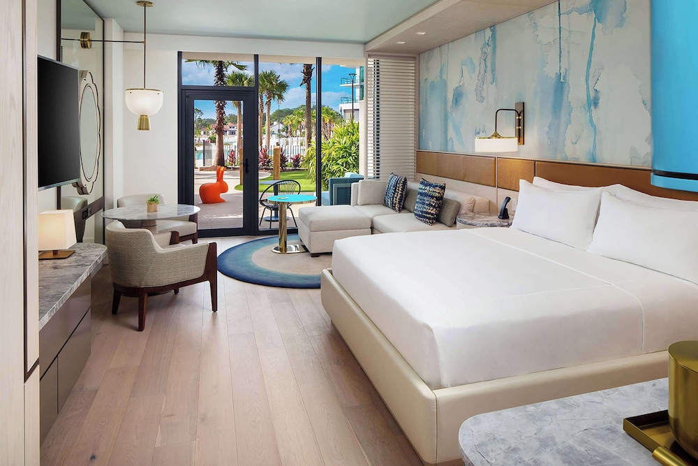 Deluxe Room, 1 King Bed, Poolside