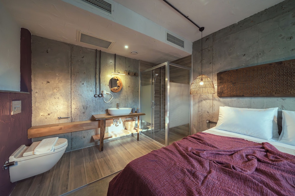 Honeymoon Suite photo 2