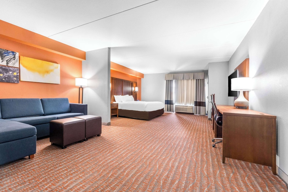 Suite, 1 King Bed, Accessible, Non Smoking - Photo 1