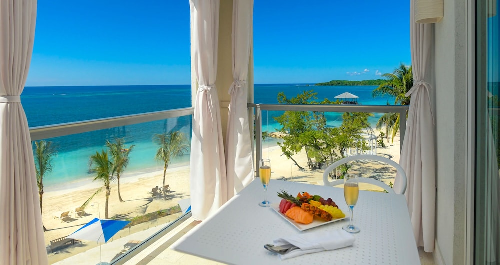 Club Suite, 1 King Bed, Balcony, Beachfront (Longbeach Club Level Soaking Tub)
