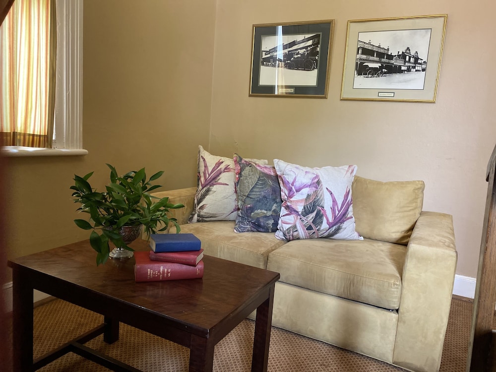 Executive Suite, 1 King Bed, Courtyard Area photo 2