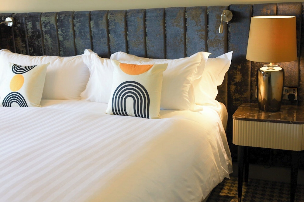 Standard Room, 1 King Bed, Accessible, Balcony (Paddock View)