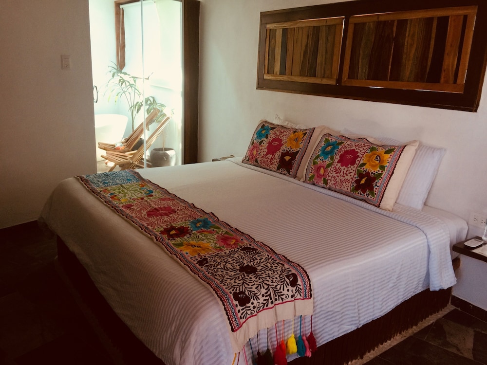Junior Suite, 1 King Bed, Bathtub