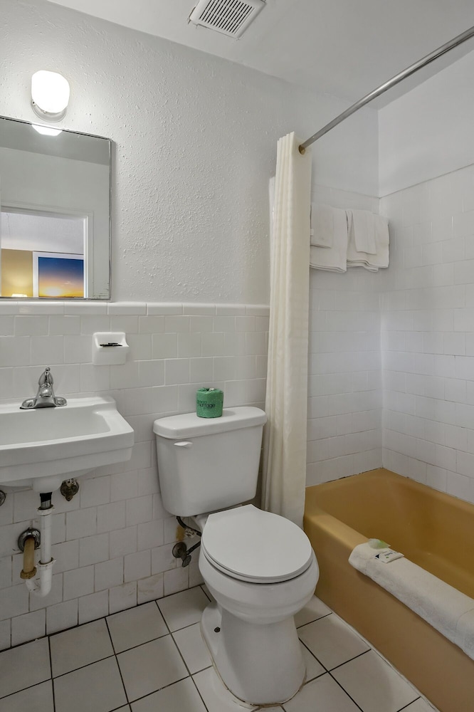 Basic Double Room Single Use, 1 Queen Bed photo 2