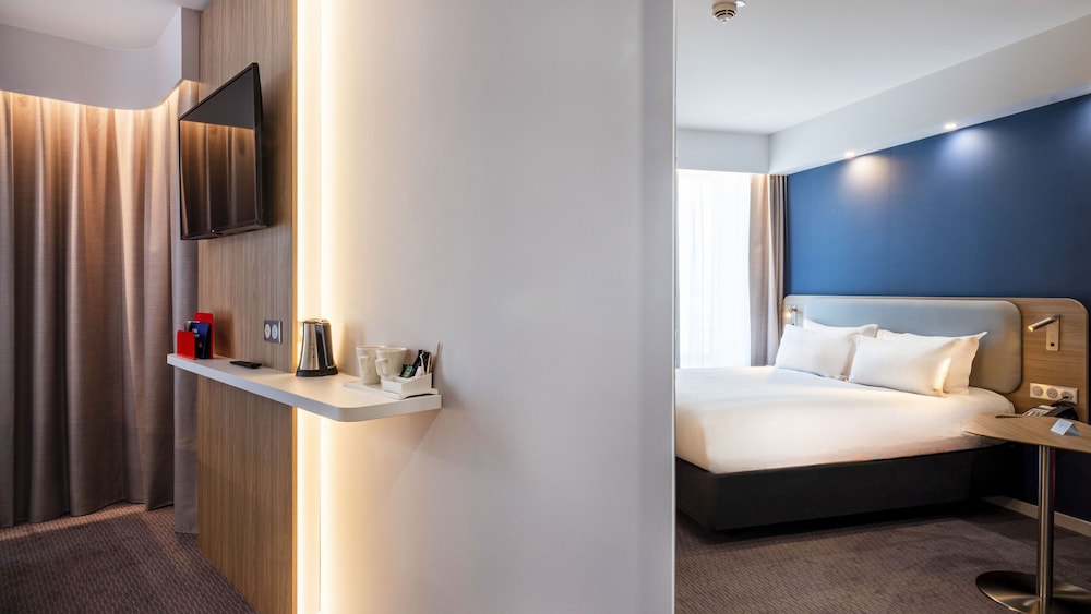 Standard Room, 1 Queen Bed (Free Breakfast) - Photo 5