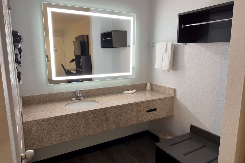 Room, 1 King Bed, Accessible, Bathtub - Photo 2