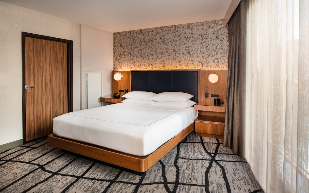 Room, 1 Bedroom, Accessible (Mobility & Hearing, Roll-in Shower) photo 2