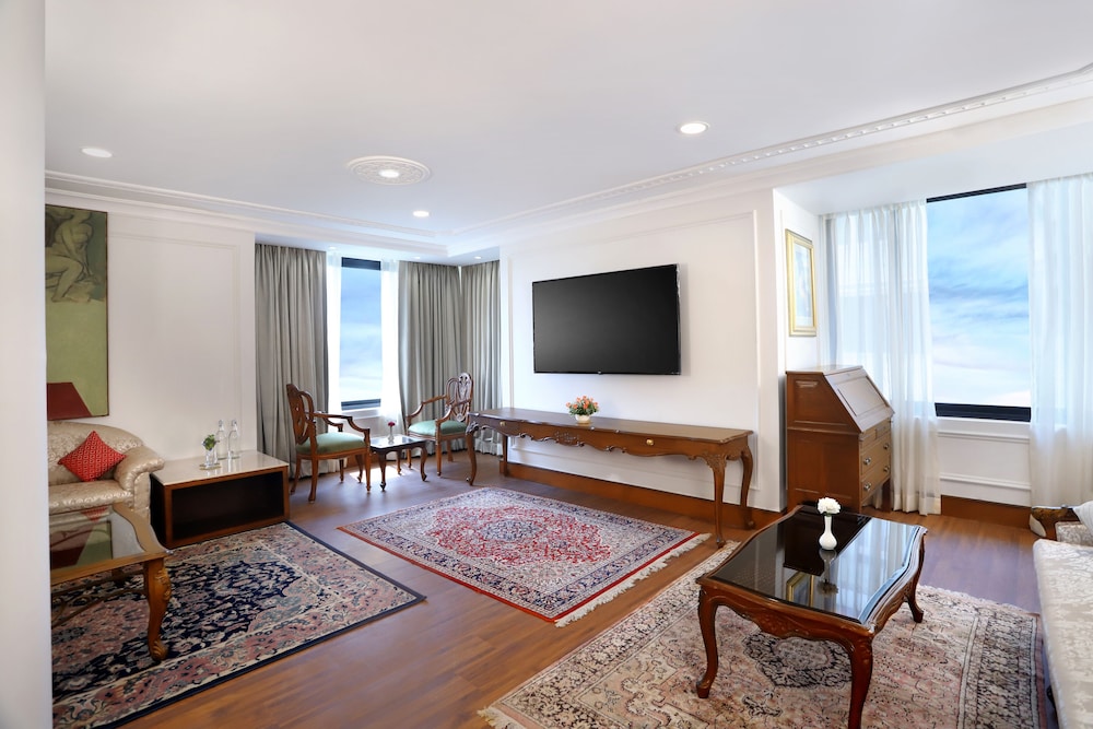 Luxury Suite - Photo 4